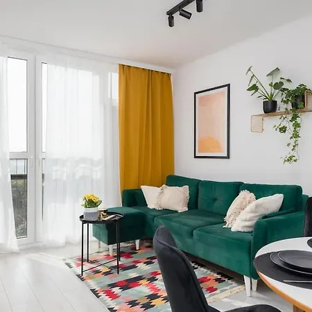 Апартаменты Specious Center With Park View