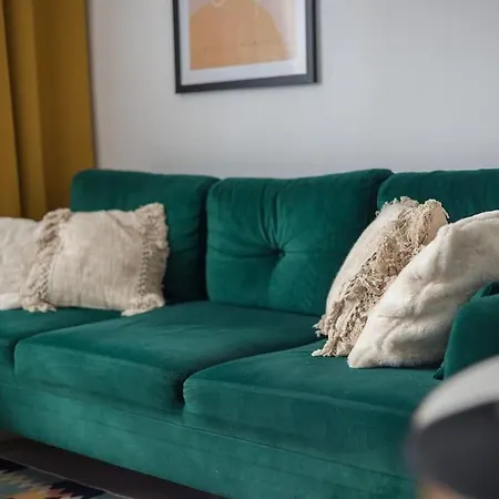 Specious Center With Park View *