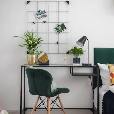 Specious Center With Park View