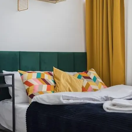 Specious Center With Park View ורשה