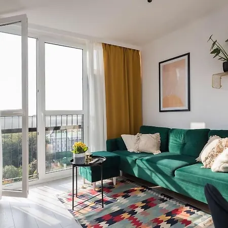 Specious Center With Park View דירה *